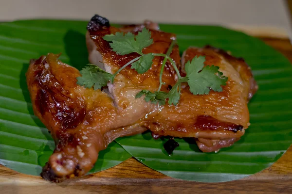 Pollo asado sobre fondo de hoja de plátano — Foto de Stock