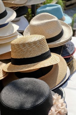 şapkalar ve baş yığılmış çeşitleri kapsar