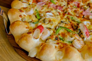 Pizza peynir kabuk deniz ürünleri tepesi