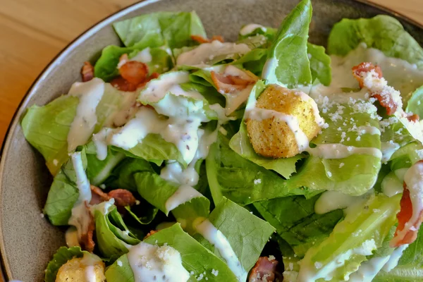 Gesunder gegrillter Speck-Caesar-Salat mit Käse und Croutons — Stockfoto