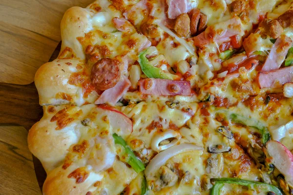 Pizza queso corteza mariscos cubierta —  Fotos de Stock