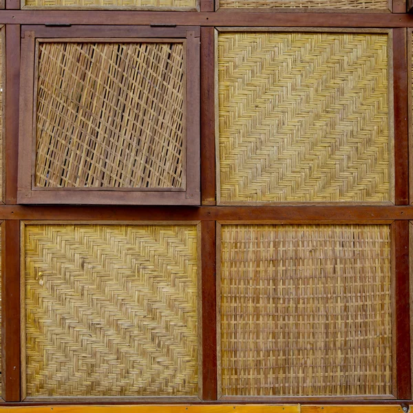 Quatro elegantes de janelas de bambu tecidas com fundo de borda de madeira — Fotografia de Stock