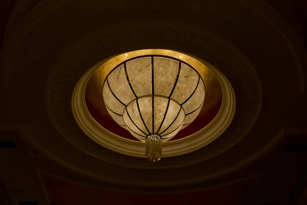 Потолок люстры желтого цвета — стоковое фото