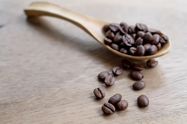 Colher de feijão de café por colher de madeira — Fotografia de Stock