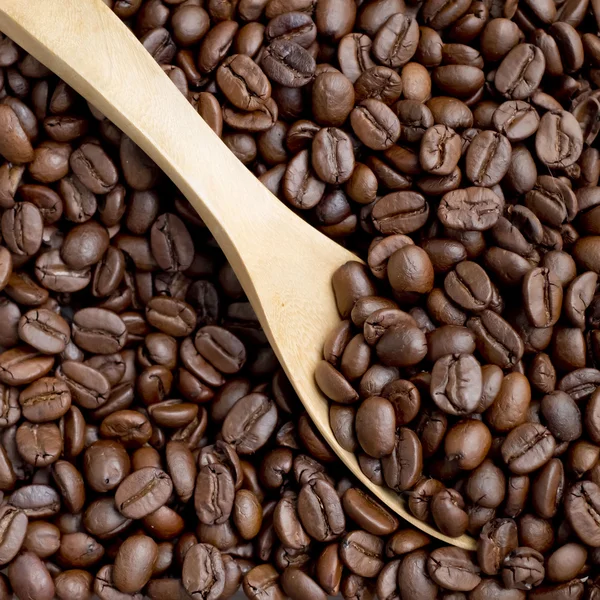 Cuchara de grano de café por cuchara de madera — Foto de Stock