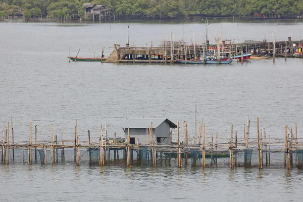 De coop voor het voederen van vis in ten oosten van Thailand zee. — Stockfoto
