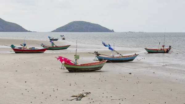 Bateaux de pêche parking sur sable . — Photo