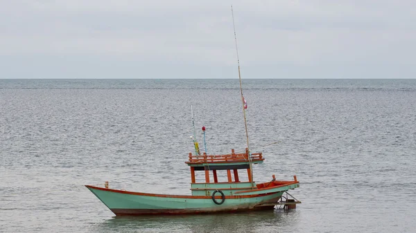 Sam łodzi rybackich w morzu. — Zdjęcie stockowe
