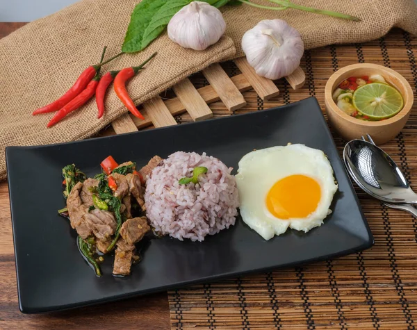 Albahaca Res Frita Con Huevo Frito Arroz Con Arándanos —  Fotos de Stock