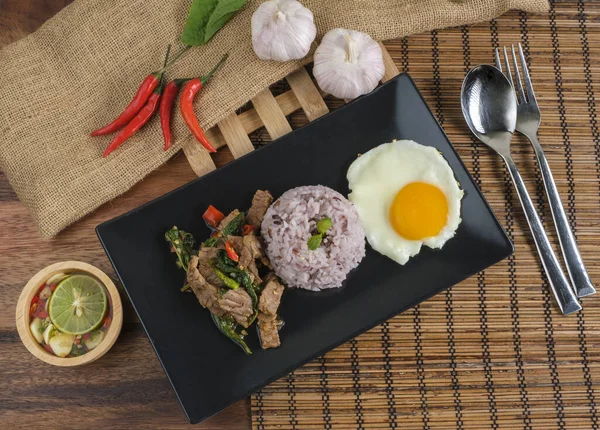 Albahaca Res Frita Con Huevo Frito Arroz Con Arándanos —  Fotos de Stock