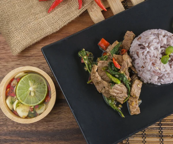 Albahaca Res Frita Con Huevo Frito Arroz Con Arándanos Imagen De Stock