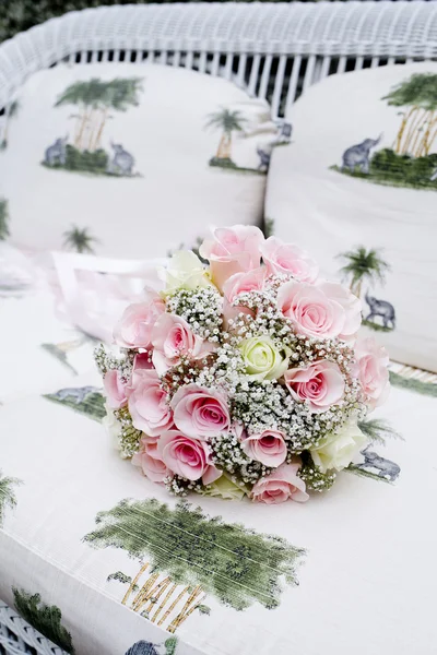 在沙发上的粉红玫瑰花束 — 图库照片