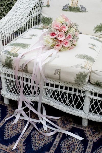 Bukett med rosa rosor på soffa — Stockfoto
