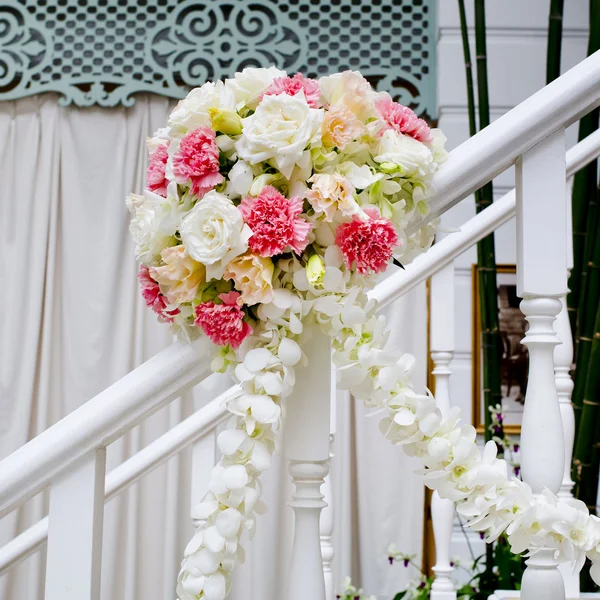 Schöne Hochzeitsblumendekoration auf Treppen — Stockfoto