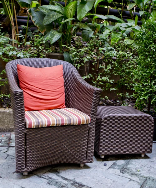 Rattan chair and rattan coffee table with green trees at outdoor — Stock Photo, Image