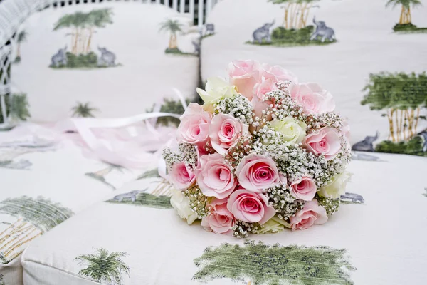 Bouquet of pink roses on sofa — Stock Photo, Image