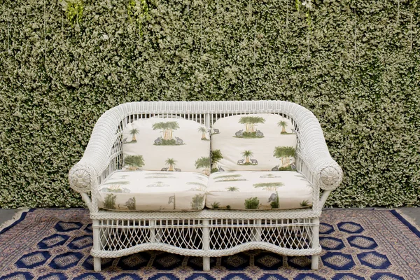 Decore o sofá e o tapete contra a pequena parede verde da árvore . — Fotografia de Stock