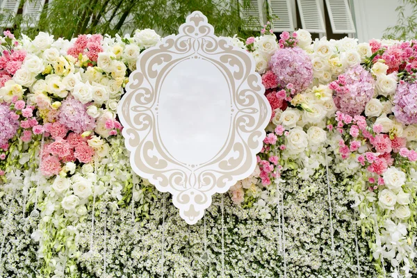 Kleurrijke bloemen met groene muur voor bruiloft achtergrond — Stockfoto