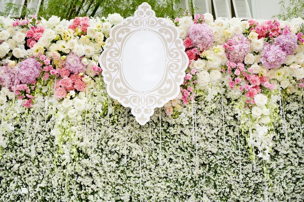 Düğün zemin için yeşil duvar ile renkli çiçekler — Stok fotoğraf
