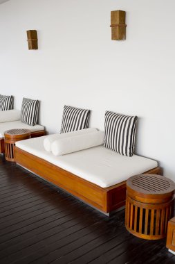 Beach Villa oturma odasında kanepede minderler