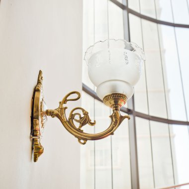 izole kırpma yolu ile beyaz üzerinde duvar lambası