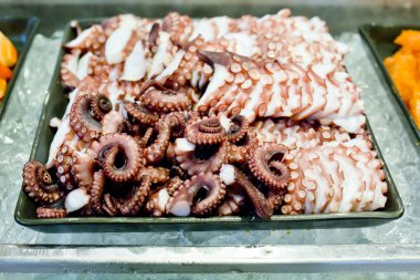 Ahtapot taze çiğ sashimi büfesi, Japon suşi