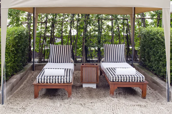 Strandstoel en grote paraplu op zand strand. Concept voor de rest, re — Stockfoto