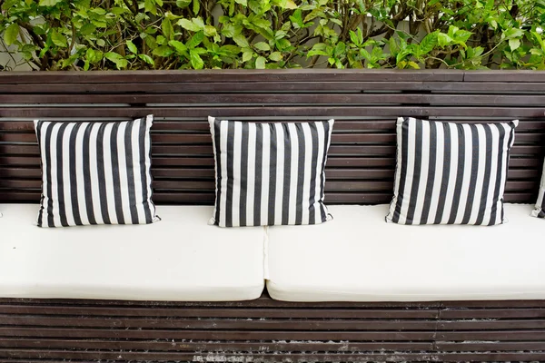 Poduszki na kanapie w salonie beach Villa — Zdjęcie stockowe