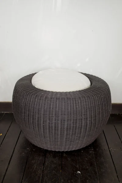 Rattan dışkı beyaz yastık ile modern bir tasarım — Stok fotoğraf