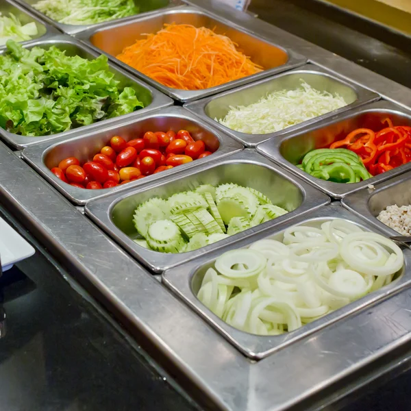 Bar de ensaladas con verduras en el restaurante, comida saludable — Foto de Stock