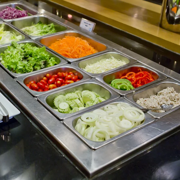 Salladsbar med grönsaker i restaurangen, hälsosam mat — Stockfoto