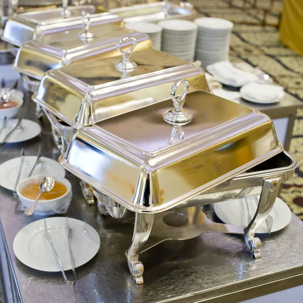 Buffet de plateaux chauffants prêt pour le service — Photo