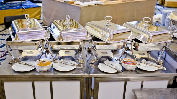 Buffet de plateaux chauffants prêt pour le service — Photo