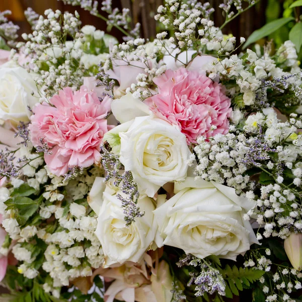 Buquê de flores organizar para a decoração na cerimônia de casamento — Fotografia de Stock