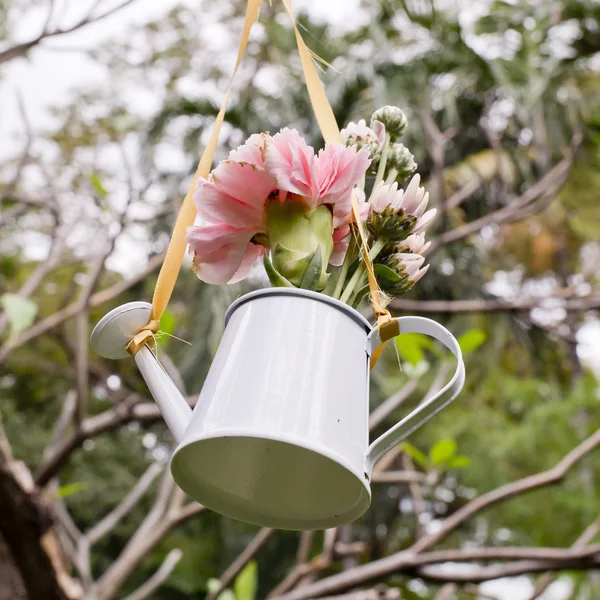 Zavěšení květin a napájení mohou zdobit v zahradě — Stock fotografie