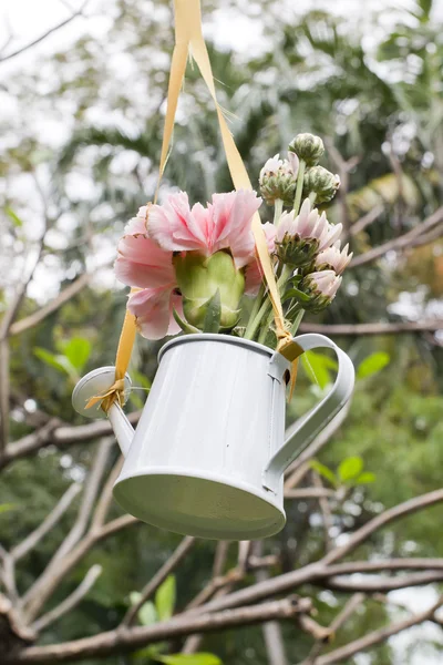 Suspension de fleurs et arrosage peut décorer dans le jardin — Photo