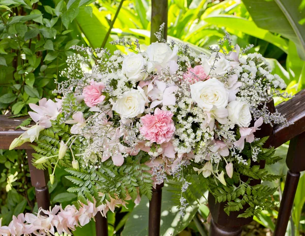 Blumenstrauß sorgt für Dekoration bei Hochzeitszeremonie — Stockfoto