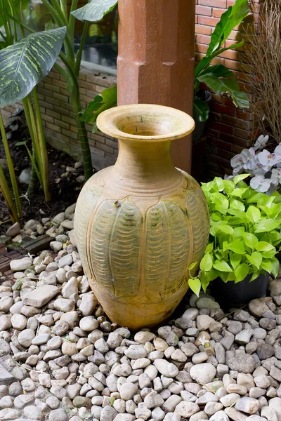 Pot d'argile dans le jardin — Photo
