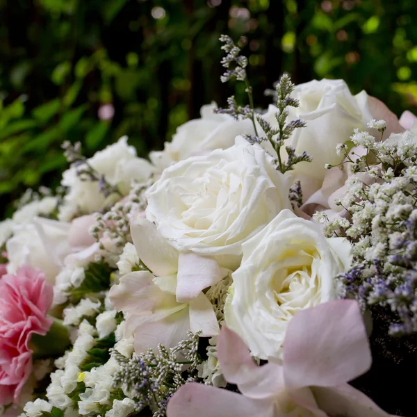 Focus beautiful white roses bouquet — Stock Photo, Image