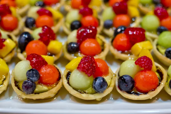 Comida de dedo, sobremesa e coquetel de frutas — Fotografia de Stock