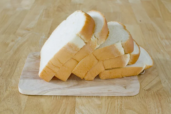 Wsuń chleb na drewnianą deską do krojenia — Zdjęcie stockowe