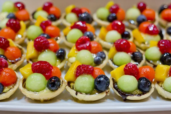 Comida de dedo, sobremesa e coquetel de frutas — Fotografia de Stock