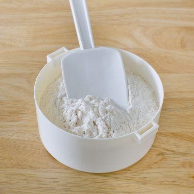 Kauçuk kazıyıcı ekipman rea ile ahşap masa üzerinde ekmek unu