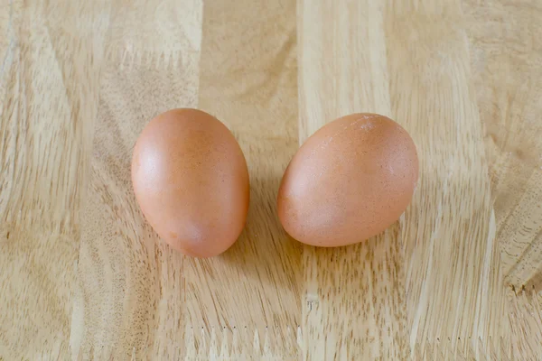 Свіжі яйця на дерев'яному столі — стокове фото