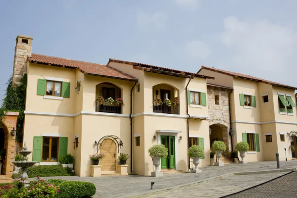 Windows, Varanda em Casa Toscana Estilo, Itália, Europa — Fotografia de Stock