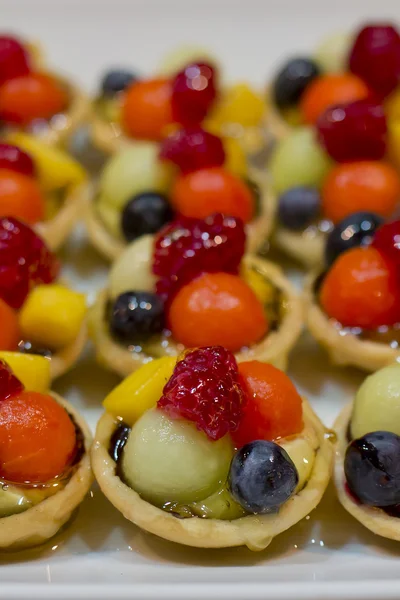 Comida de dedo, sobremesa e coquetel de frutas — Fotografia de Stock