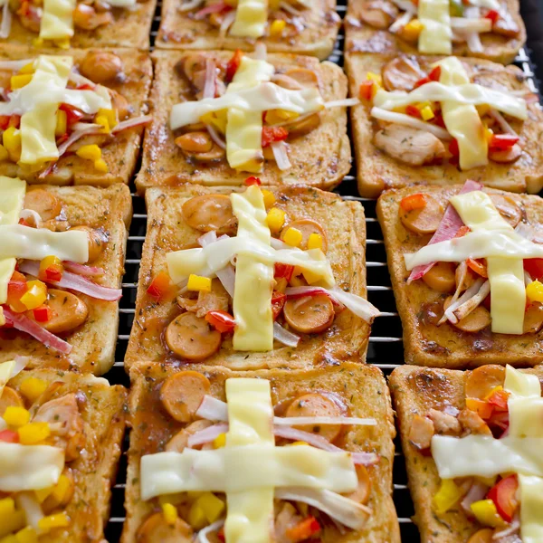 Pães de pizza com queijo Cheddar Pheese e Mozzarella Caseiro — Fotografia de Stock