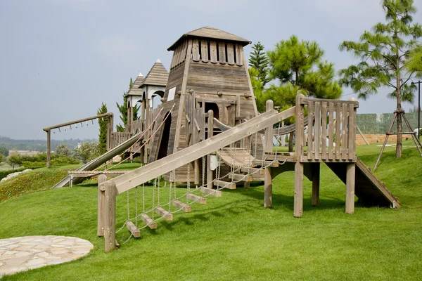 Parque infantil feito de madeira no parque — Fotografia de Stock