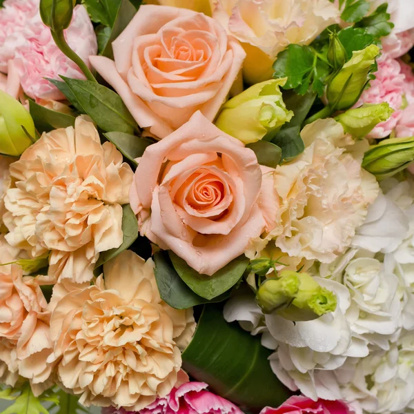 Λουλούδι μπουκέτο φόντο-πορτοκαλί, ροζ, λευκά λουλούδια μπουκέτο. — Φωτογραφία Αρχείου
