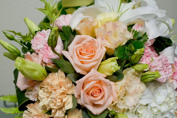 Bukiet kwiaty białe tło pomarańczowy, różowy, bukiet kwiatów. — Zdjęcie stockowe